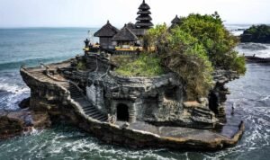 Pura Tanah Lot Bali, Panggung Senja di Atas Laut