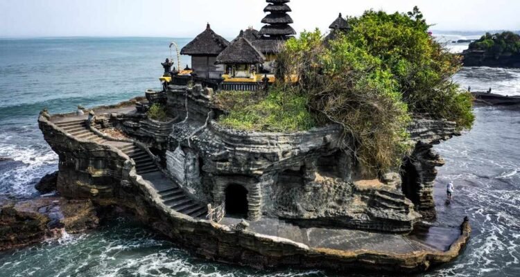 Pura Tanah Lot Bali, Panggung Senja di Atas Laut
