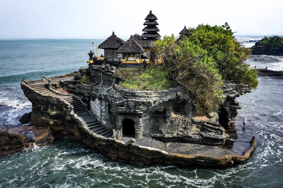 Pura Tanah Lot Bali, Panggung Senja di Atas Laut
